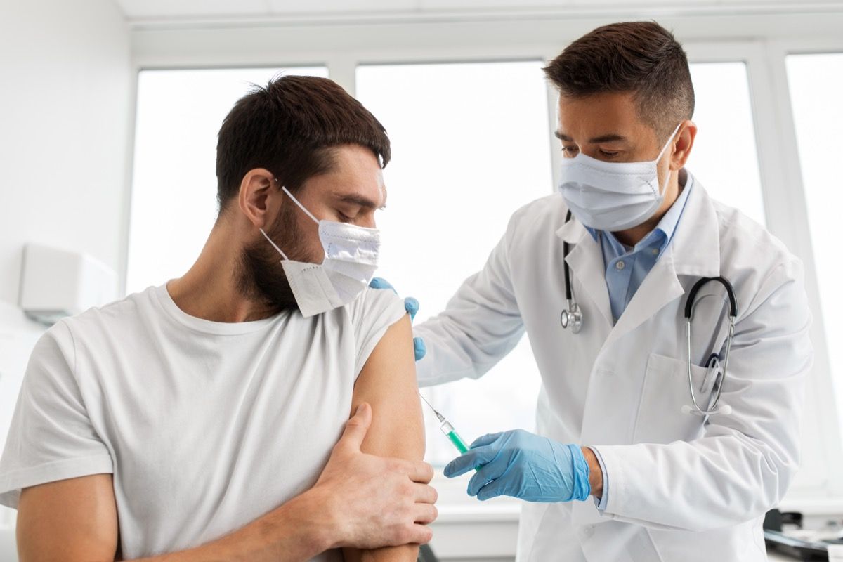 Mand får COVID-vaccine