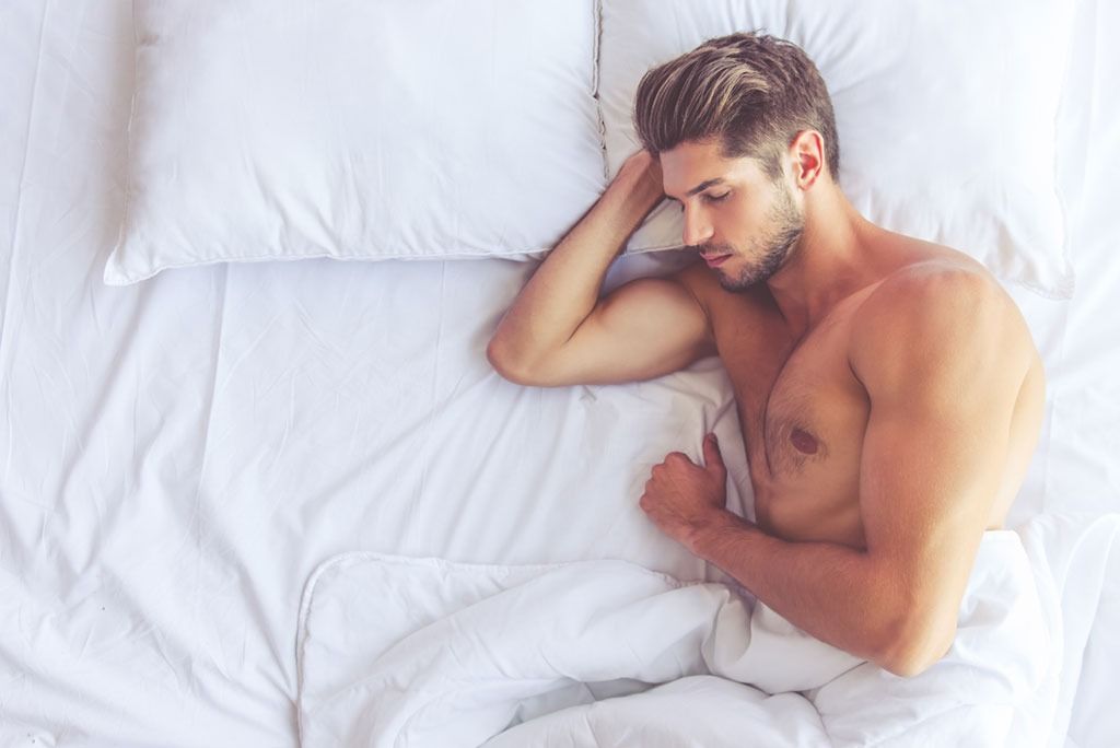 muž spiaci na zvýšenie svojho testosterónu