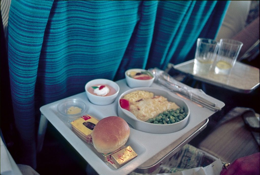 Thức ăn trên máy bay trên khay