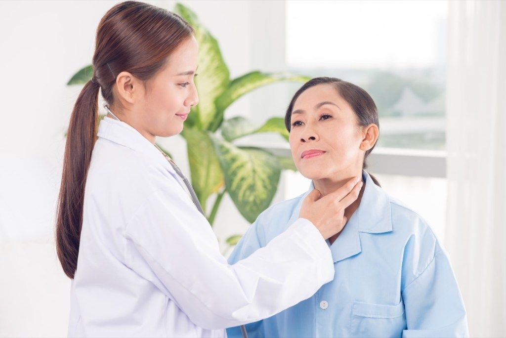 пожилая женщина проходит проверку щитовидной железы у врача, вопросы о здоровье после 50
