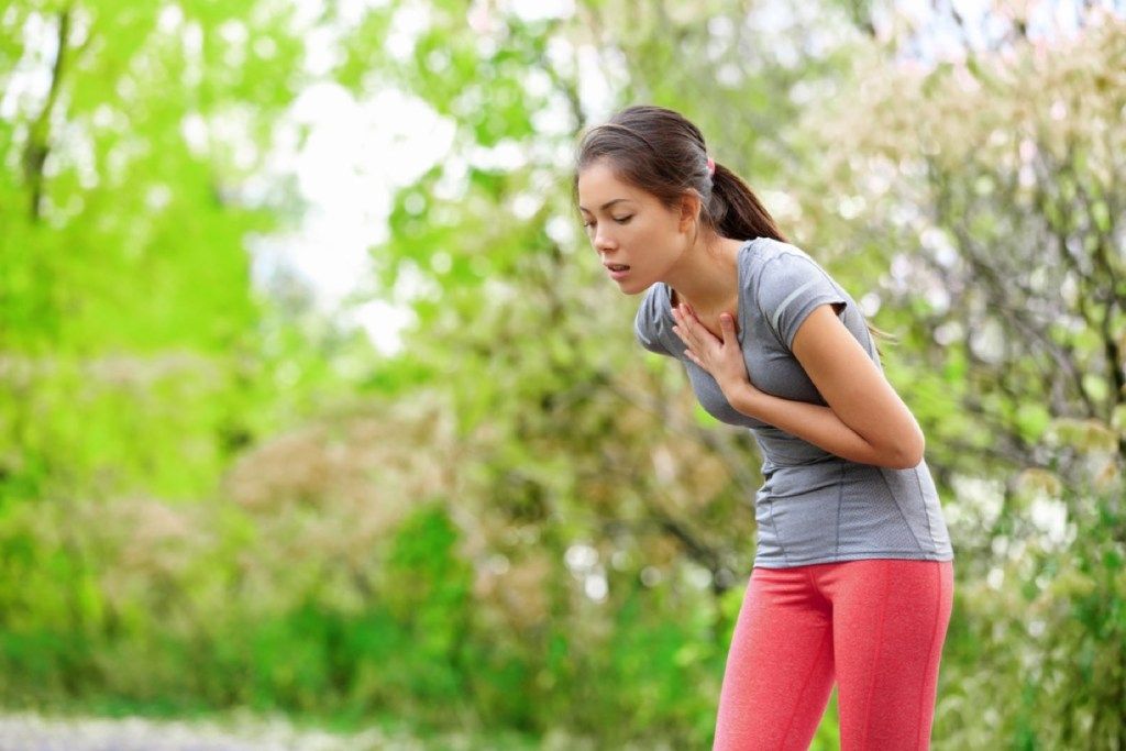 biegacz z bólem w klatce piersiowej, oznaki, że przeziębienie jest poważne