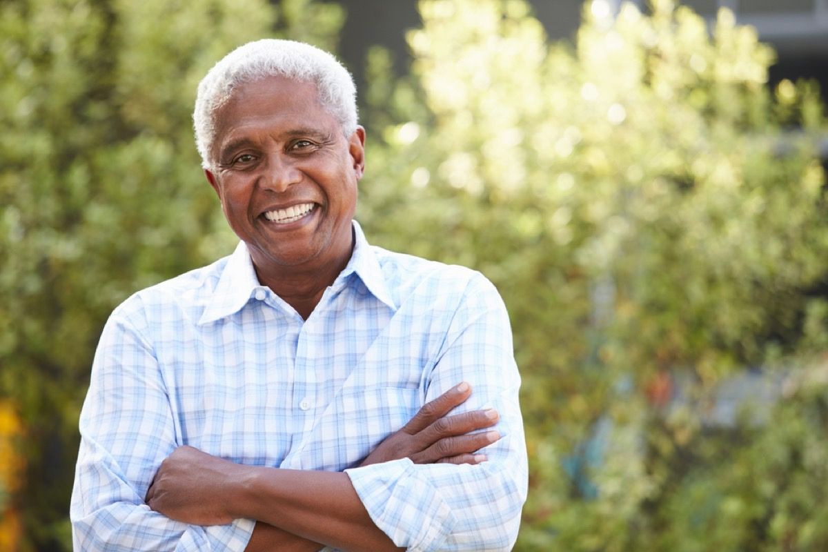 eldre svart mann som står utendørs, ser bedre ut etter 40