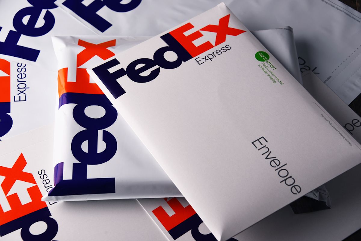 übereinander gestapelte Fedex-Umschläge
