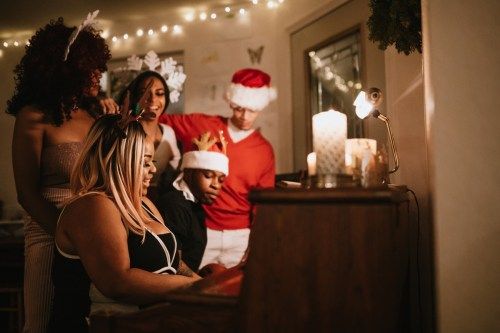 Một nhóm những người bạn trẻ tuổi tụ tập tại một ngôi nhà để tổ chức lễ Giáng sinh trong kỳ nghỉ lễ, ăn mặc phù hợp với dịp lễ với nhiều phụ kiện Giáng sinh khác nhau. Họ cùng nhau hát những bài hát bên cây đàn piano, tận hưởng không khí cổ vũ Giáng sinh.