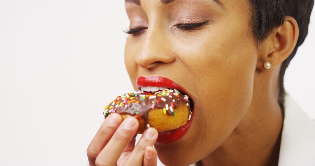 nainen syö donitsi tapoja me