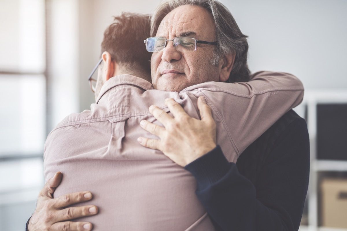 12 increíbles beneficios para la salud de los abrazos, según la ciencia