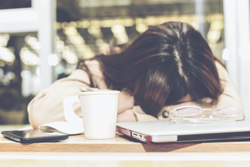 nő alszik az íróasztal alzheimer-kór tünete