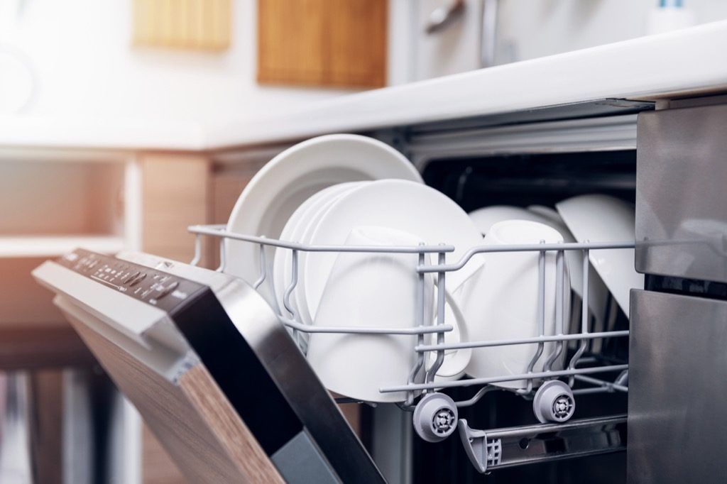 Машина за прање посуђа са чистим посуђем