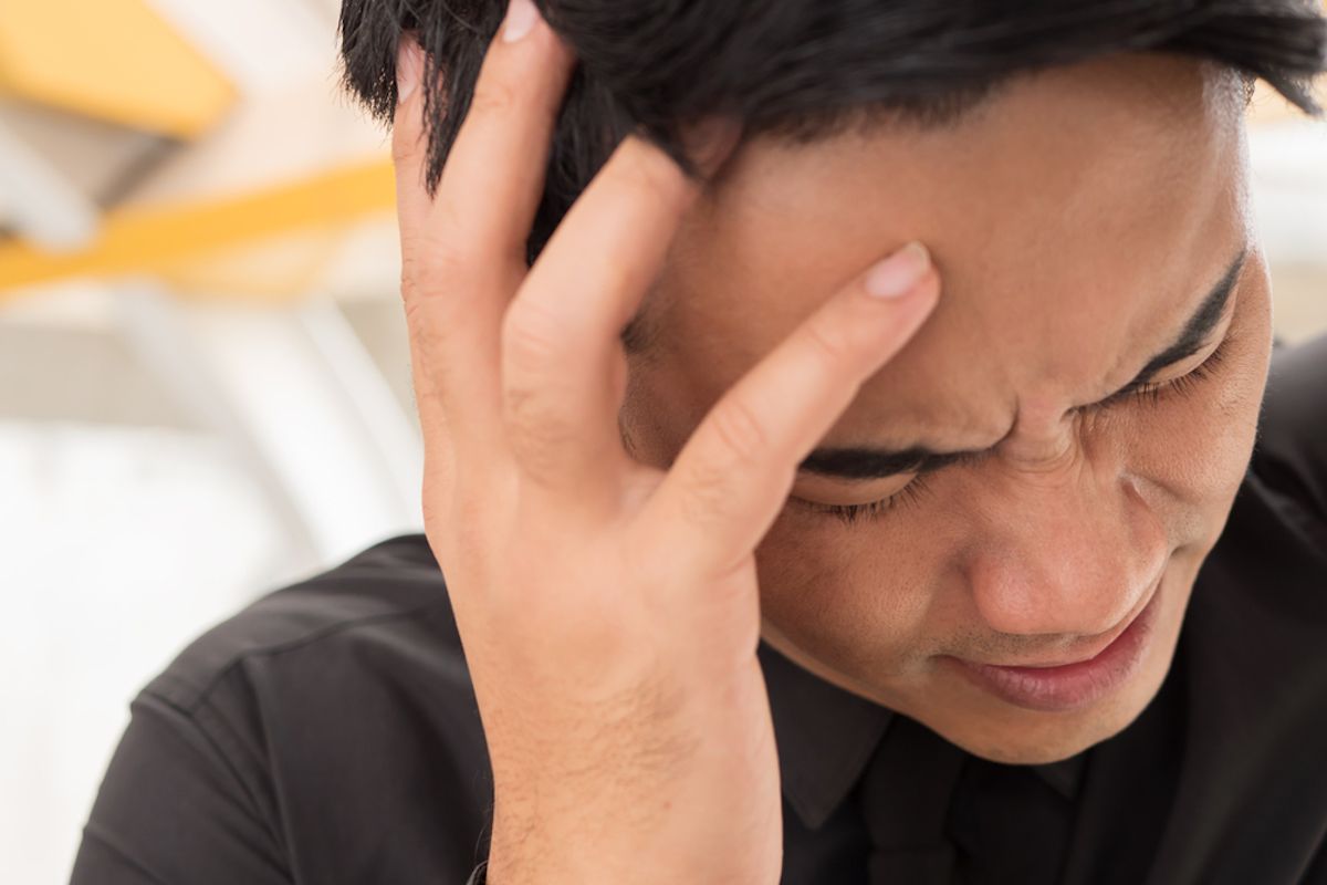 болесни вртоглав азијски пословни човек са главобољом или вртоглавицом