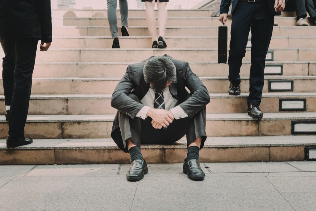 Liikemies on epäonnistuminen, surullinen portaissa