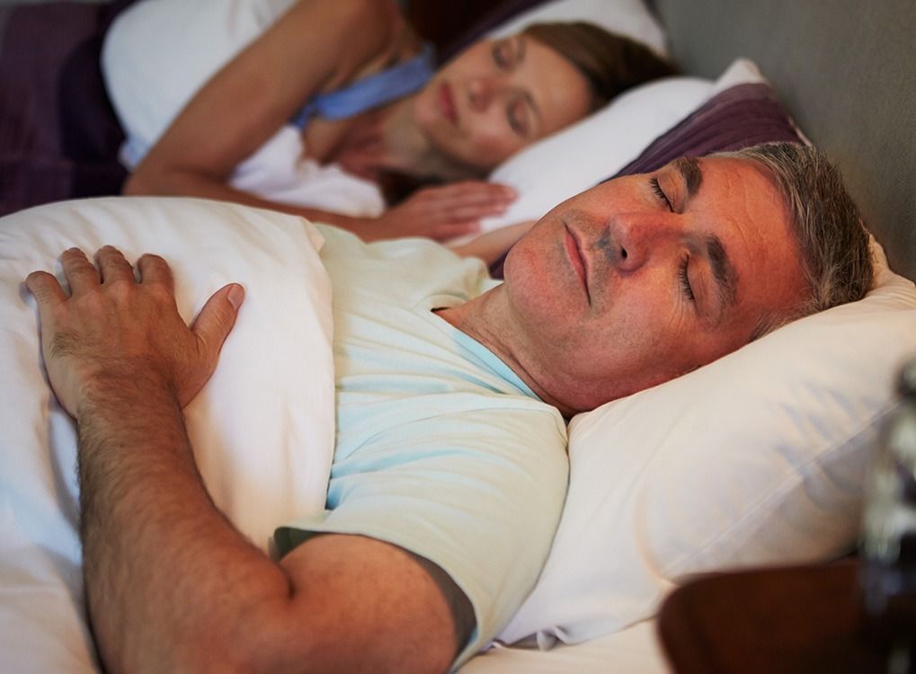 Las mejores y peores posiciones para dormir, según un médico del sueño