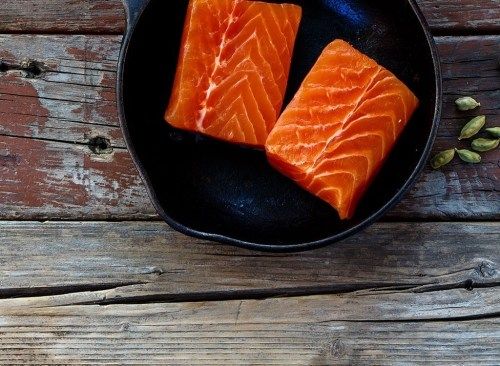 Mga hilaw na fillet ng salmon sa isang kawali