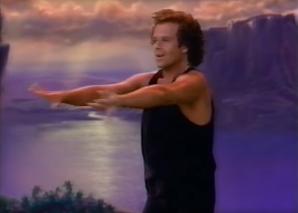 Richard Simmons harjoittaa 90-luvun videoita