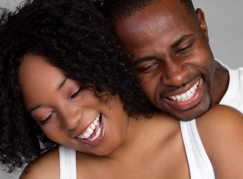 Щастлива двойка Усмихнати стимулират метаболизма