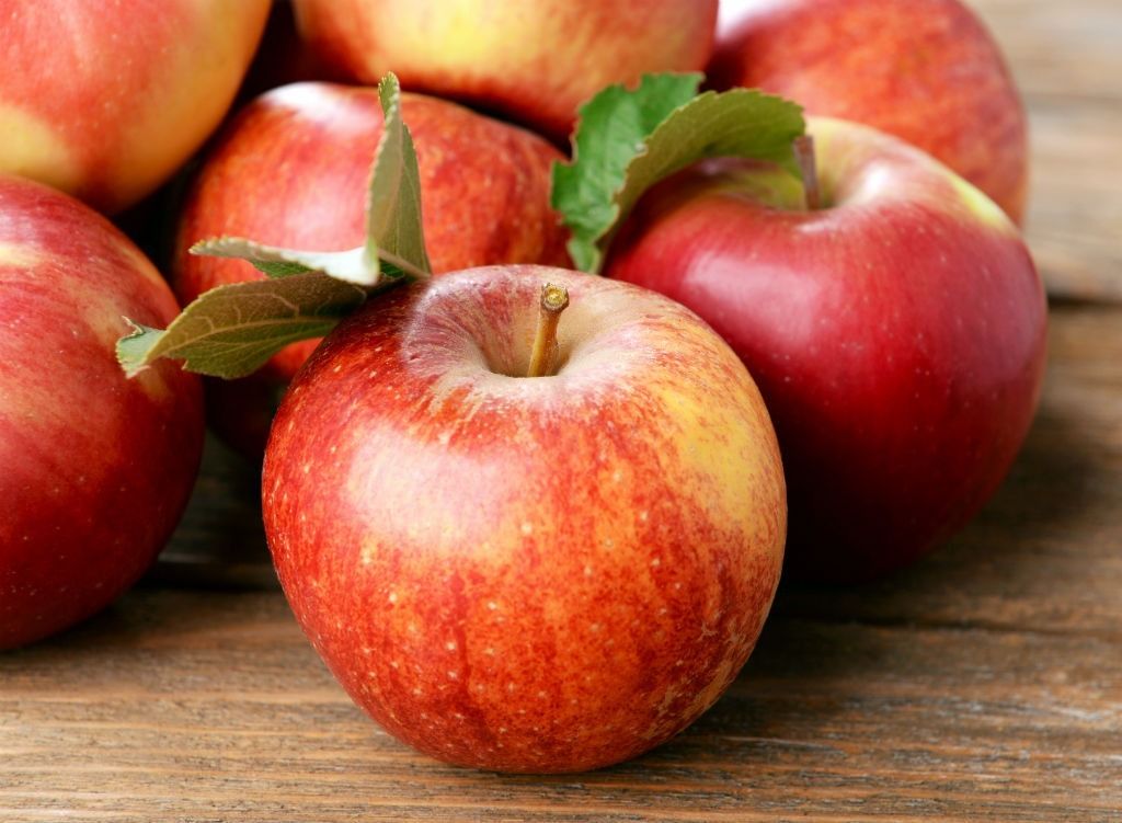 Subrendę raudoni obuoliai skatina medžiagų apykaitą