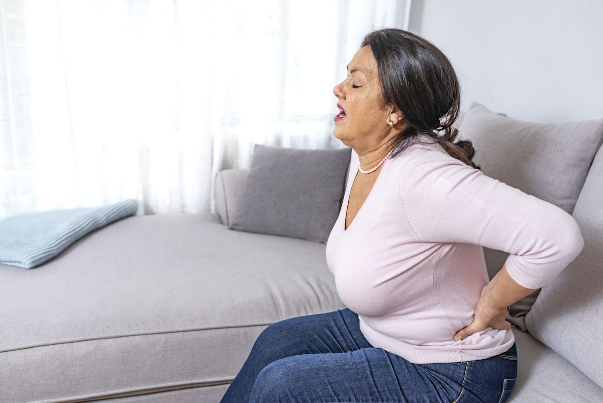 Phụ nữ trung niên trưởng thành thất thường cảm thấy đau lưng