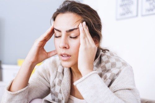 Жена се събужда с главоболие