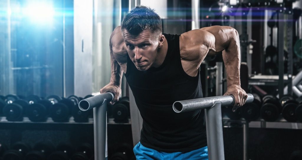 आदमी जिम व्यायाम मांसपेशियों का निर्माण करता है