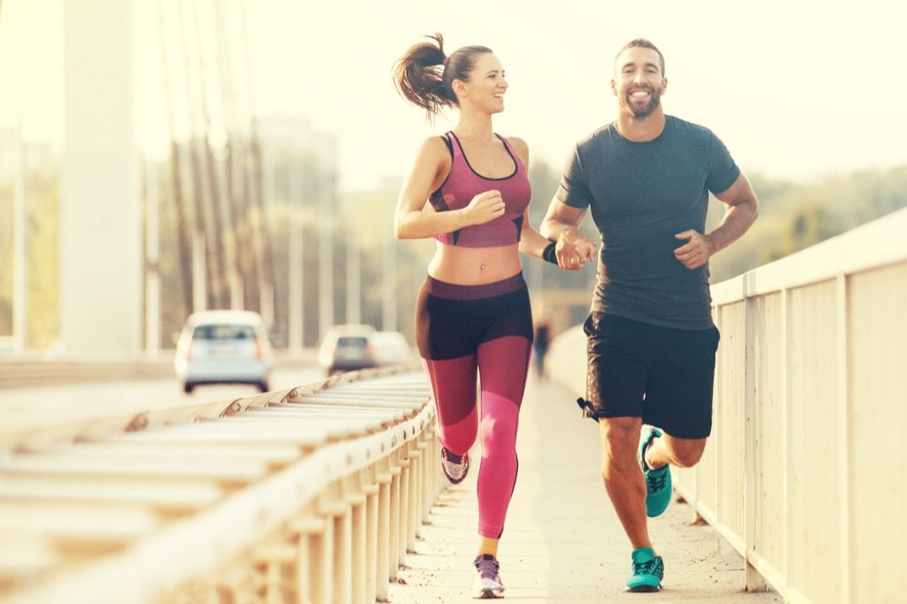 Bėgantis vyras ir moteris augina raumenis