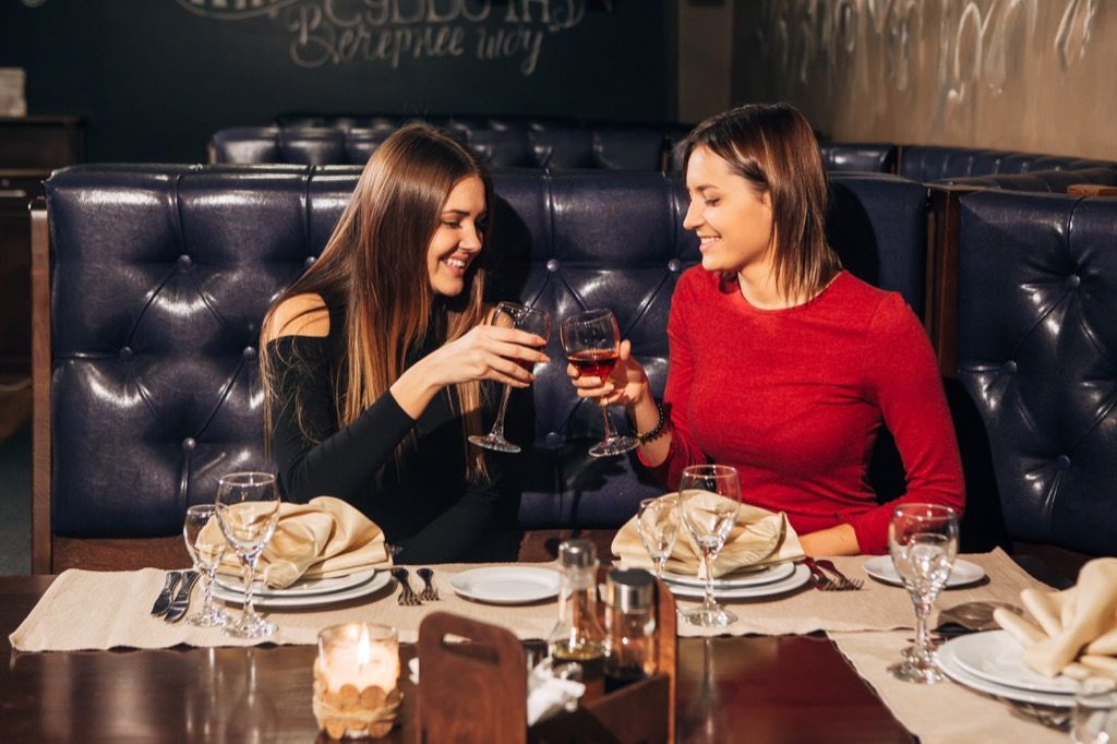 ženské priateľstvá, veci, ktoré by ste mali vždy robiť v luxusnej reštaurácii