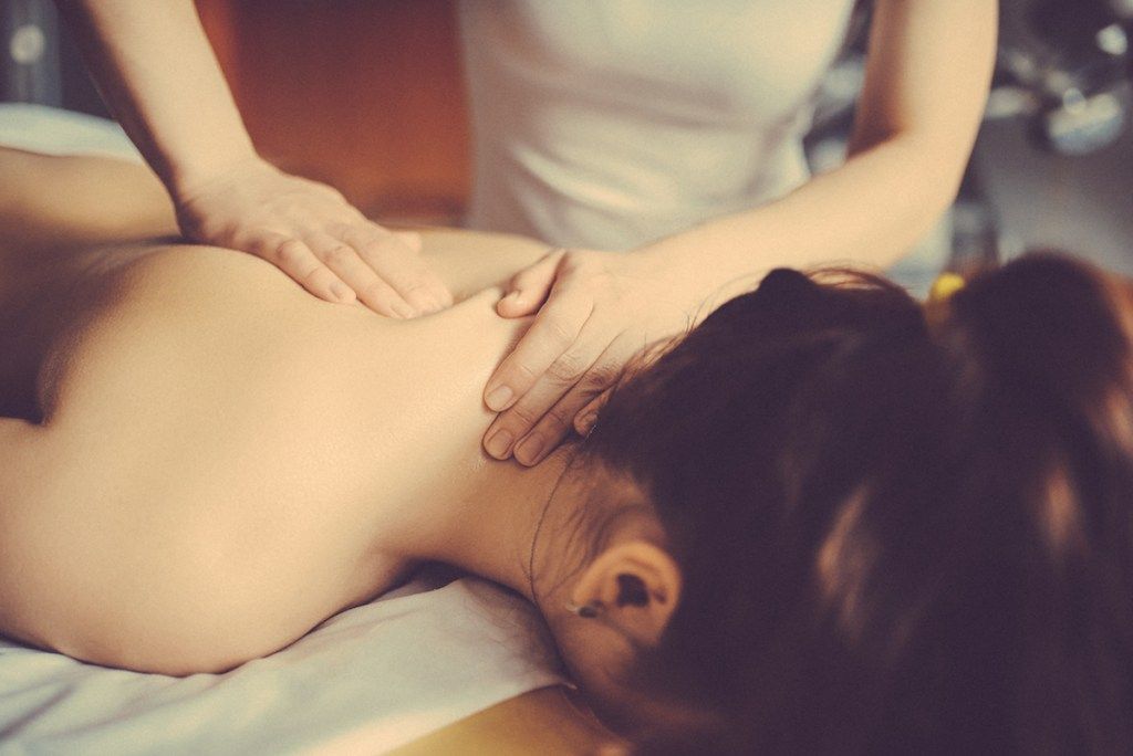 жена, която прави масаж