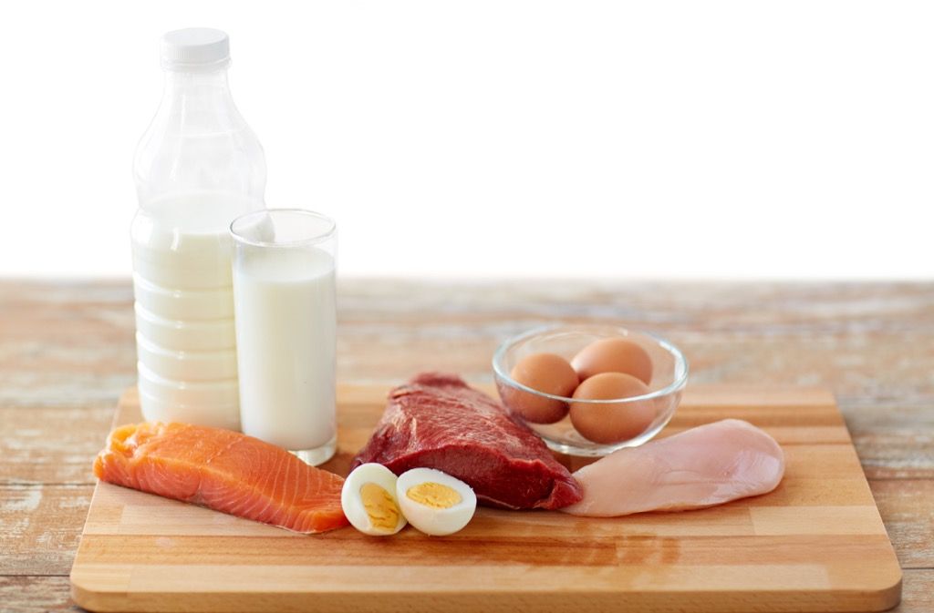 daug baltymų turintis maistas, pienas, lašiša, kietai virti kiaušiniai ir žole šeriama jautiena