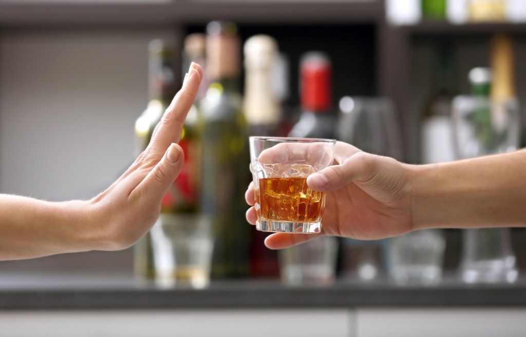 ruka popírá čistou dvojitou whisky - vypadejte mladší