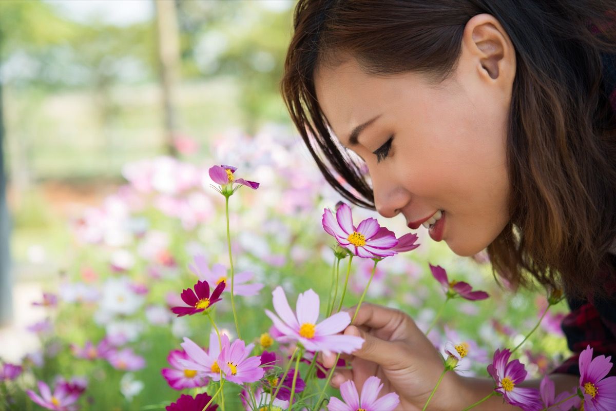 Dames ruikende bloemen