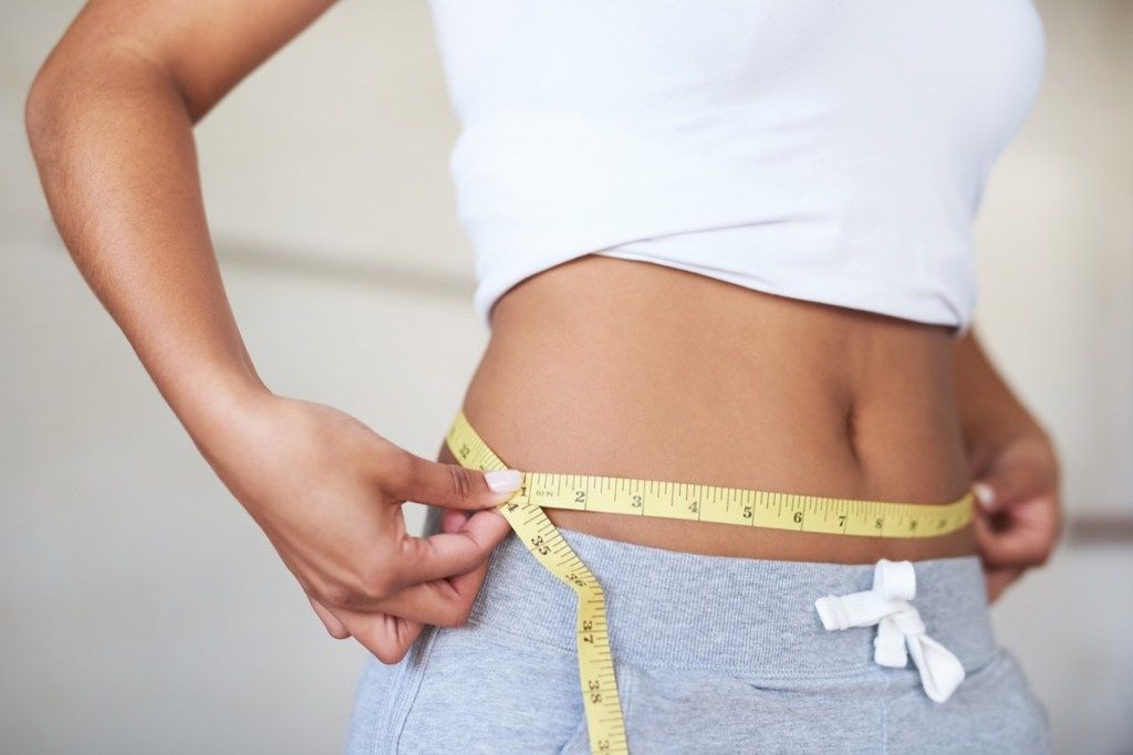 Người phụ nữ đo vòng eo để tăng cân