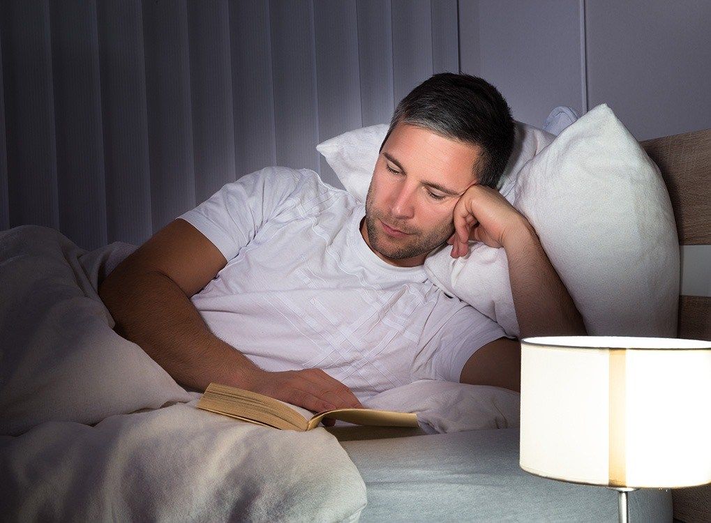 ผู้ชายอ่านนิสัยบนเตียงหลังอายุ 40 ปี