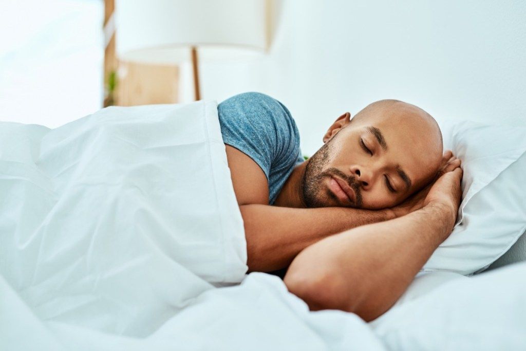 ベッドで寝ている黒人男性