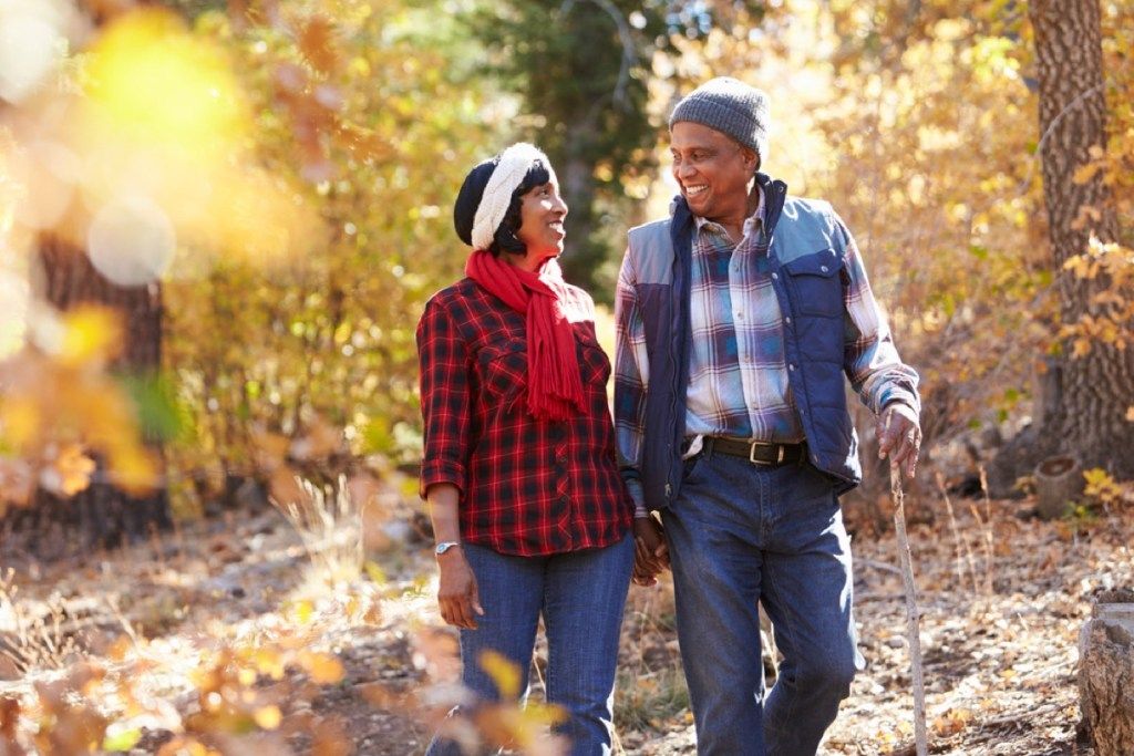 Schwarzes Paar Wandern in der Natur, Gesundheit ändert sich nach 40