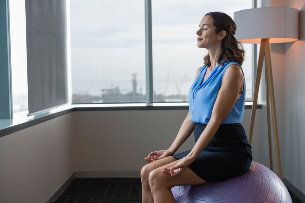 Wanita di bidang kesehatan bola yoga tweak di atas 40