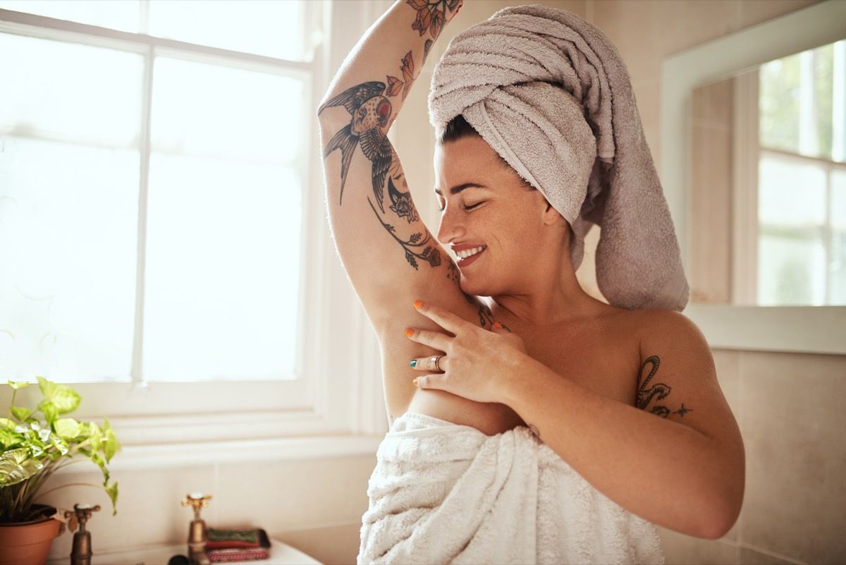 kvinde lugter af sig selv efter et brusebad