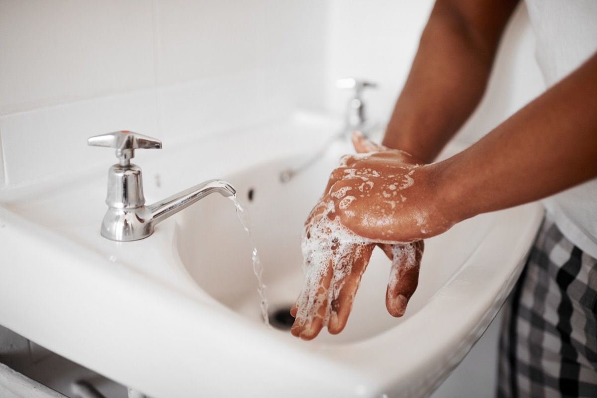 inimene peseb käsi