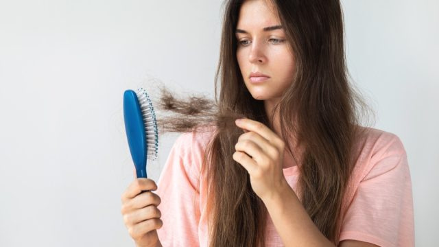 4 عام دوائیں جو بالوں کے گرنے کا سبب بنتی ہیں، ایک فارماسسٹ کے مطابق