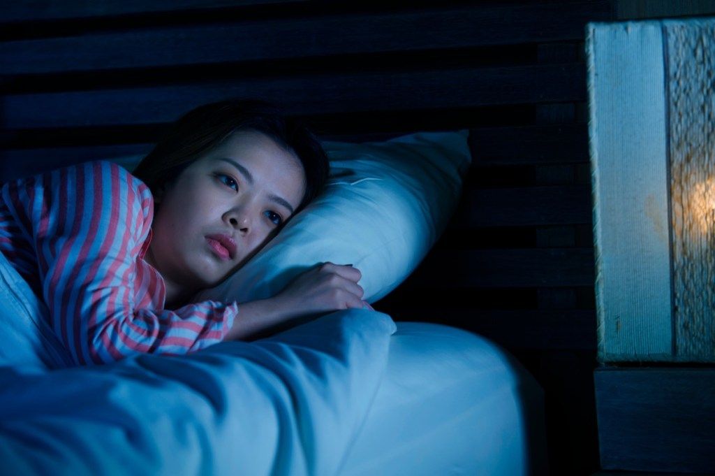 एशियाई महिला बिस्तर में जाग