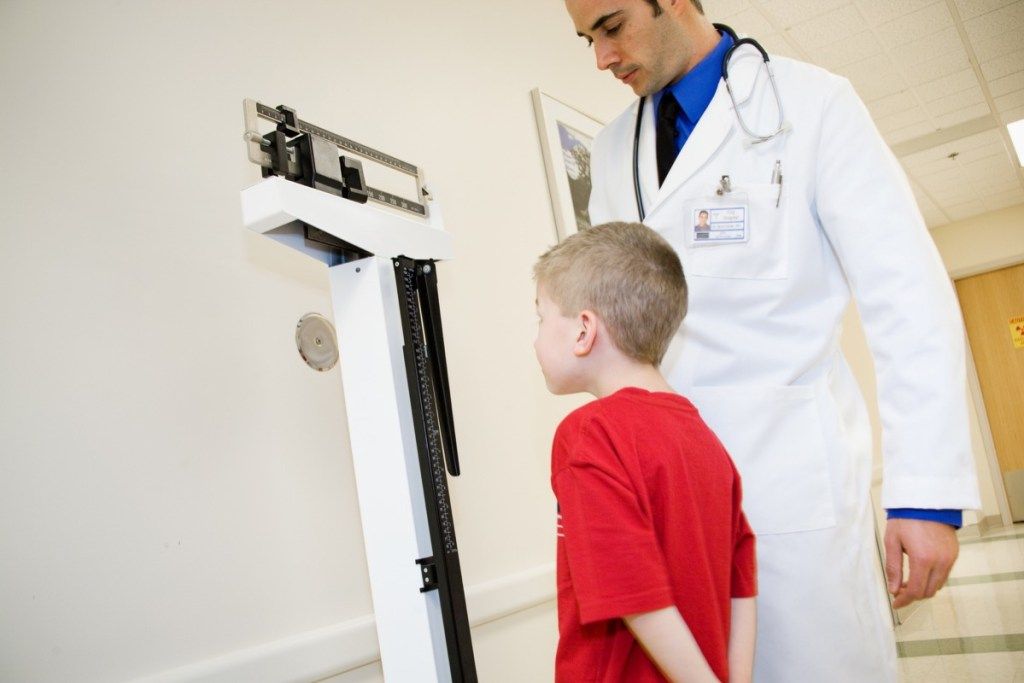 Otrok na tehtnici pri zdravniku