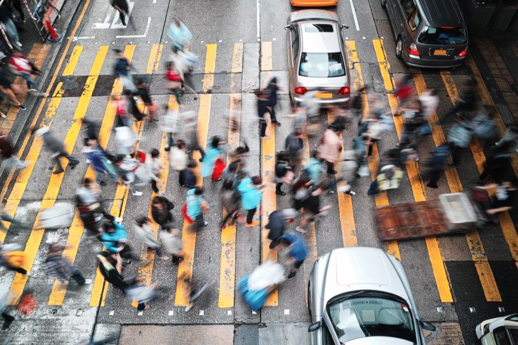Intersección ocupada en el paso de peatones de Hong Kong