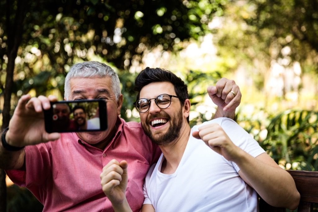 tēvs un dēls uzņem selfiju