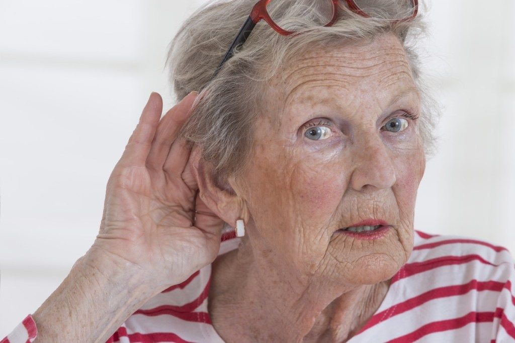 По-възрастна жена, страдаща от загуба на слуха, безшумни симптоми на здравето