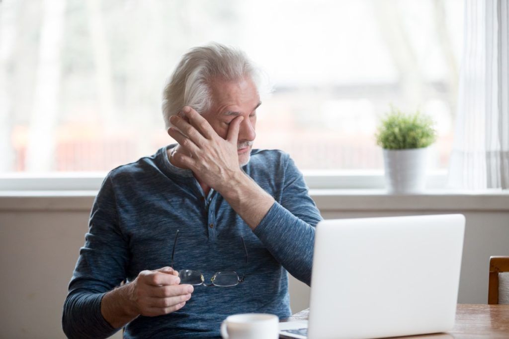 Vyresnio amžiaus vyras trina sausas akis tylūs sveikatos simptomai