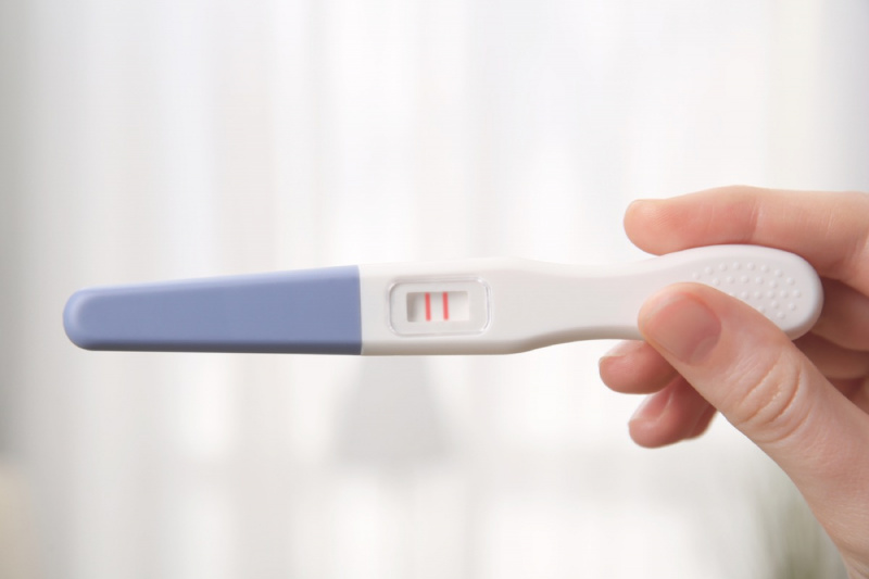   жена, която държи тест за бременност, как се е променило родителството