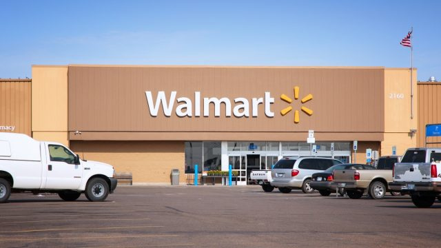   Folk besøker Walmart i Goodland, Kansas. Walmart er et detaljhandelsselskap med 8 970 lokasjoner og en omsetning på 469 milliarder USD (FY 2013).