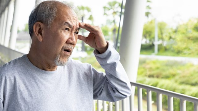   Bătrân bătrân asiatic care suferă de dureri de cap