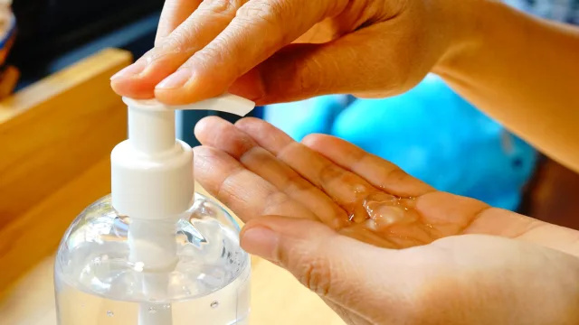 Si está usando este desinfectante para manos, deténgase de inmediato y deséchelo, advierte la FDA