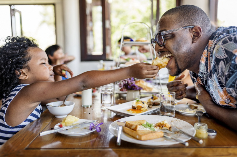   familia negra disfrutando del desayuno juntos