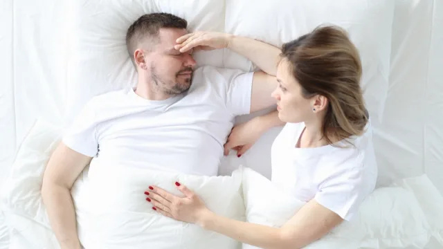   Moški in ženska se prepirata v postelji