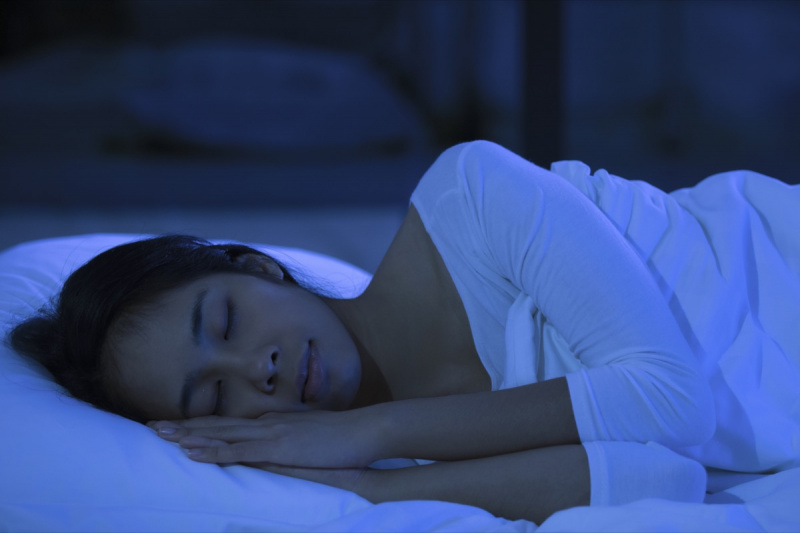   jauna moteris miega lovoje