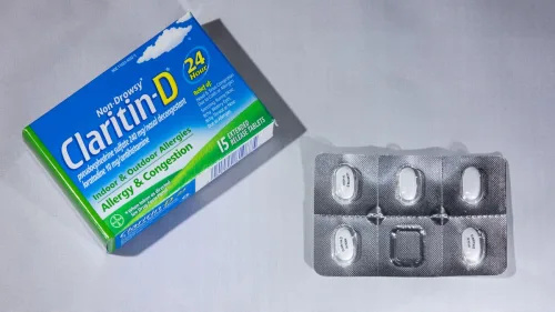   Упаковка Claritin рядом с коробкой